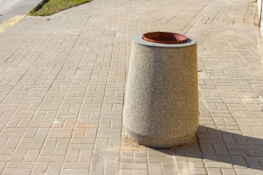 Çağdaş Beton Atık Çöp Kutusu Dokulu Paved Kent Kaldırımında Dairesel Açılma