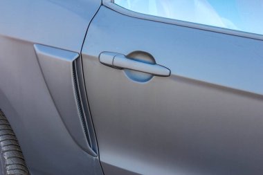 Modern Otomotiv Tasarımı Detaylarını Gösteren Gösterişli Otomobil Kapı Kolu ve Vücut Paneli