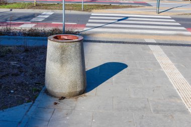 Beton Bollard Şehir Kaldırımında Park Alanının Yanındaki Uzun Gölgeye Kalıyor