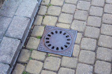 Çakıl Taşı Asfaltının Çembersel Metal Döküntüsü Örtüsü Şehir Dokusunu Oluşturuyor