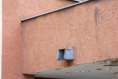 Terracotta Renkli Bina Duvarında Küçük Dikdörtgen Havalandırma Kanalı Açılıyor