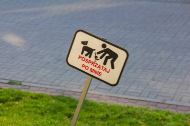 İnsan ve Evcil Hayvan Siluetleri Olan Köpek Sahipleri İçin Uyarı İşareti Evcil Hayvanların Arkasını Temizlemeyi Hatırlat