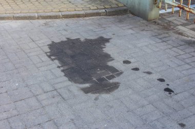Yağmur Sonrası Araç Silueti Şeklinde Karanlık Su Lekeli Islak Asfalt