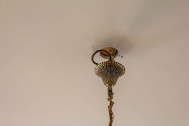 Zarif Oda 'da Beyaz Tavandan sarkan Dekoratif Metal elementli Klasik Avize