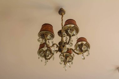 Beş Kollu Antik Bronz Chandelier ve Bej Tavandan sarkan Kumaş Abajurları