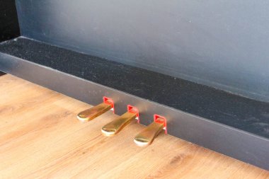Boş Odadaki Gri Tahta Kesme Üzerine Kırmızı, Sarı ve Mavi Renkli Pushpinler