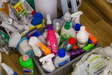 Yerdeki Ahşap Kutuda Renkli Ev Temizleme Ürünleri ve Plastik Şişeler Koleksiyonu