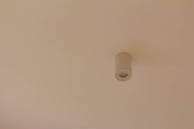 Çağdaş İçişlerinde Küçük Yuvarlak Işık Anahtarı veya Düğme Ayrıntılı Minimalist Bej Duvar