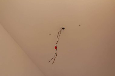 Bitmemiş İnşaat Ev Yenileme Projesinde Tavandan Asılan Elektrik Kabloları