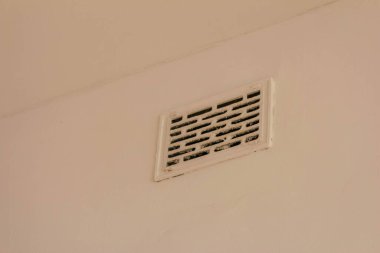 Modern Minimalist İç Uzayda Bej Duvara Dikdörtgen Hava Havalandırma Sistemi monte edildi