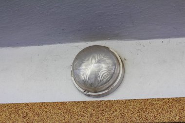 Dışarıdaki Beton Döşemede Yuvarlak Metal Kanalizasyon Kapağının Yakın Görüntüsü