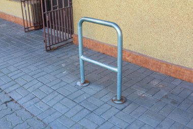 Beton Çerçeveli Mavi Metal Çerçeveli Şehir Bisiklet Standı İnşaat Duvarının Yanında