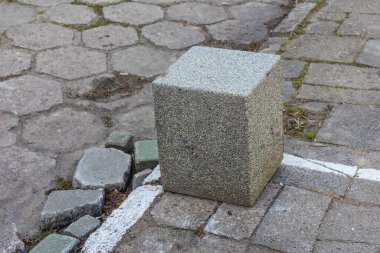 Granit Bollard Bloğu Şehir Bölgesindeki Araç Erişimini Kısıtlamak İçin Gri Taş Köşküne Kuruldu