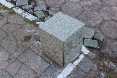 Paved Urban Walkway 'e yerleştirilen Granit Bollard Kurulumu Modern Şehir Planlama ve Yaya Güvenliği Tedbirlerini Gösteriyor