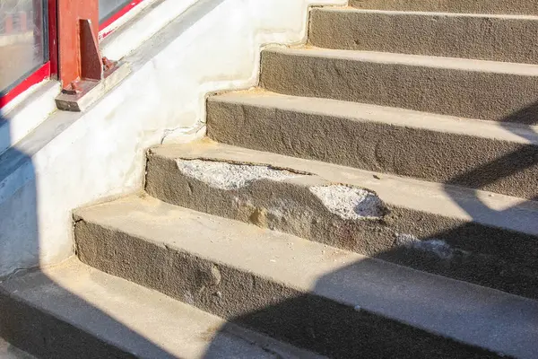 Kentsel Çevrede Hasarlı Kenarları ve Aşınmış Adımları olan Yıpranmış Beton Merdivenler