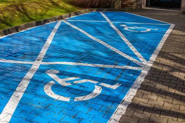 Beyaz Tekerlekli Sandalye Sembolü Asfalta Boyanmış Parlak Mavi Engelli Otoparkı