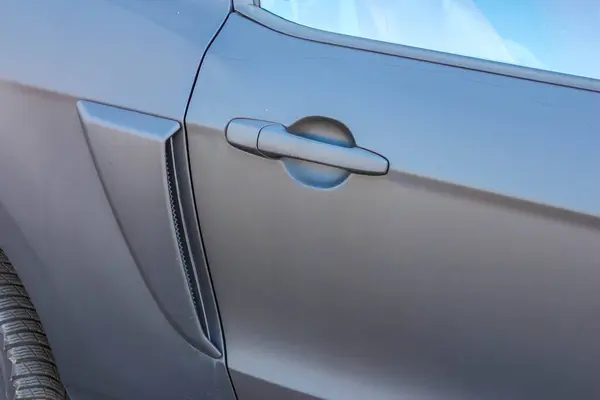 Modern Otomotiv Tasarımı Detaylarını Gösteren Gösterişli Otomobil Kapı Kolu ve Vücut Paneli