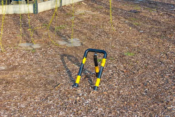 Sarı Tehlike Uyarı Kaydı Baharın başlarında Kahverengi Zemin Tehlike Alanını İşaretliyor