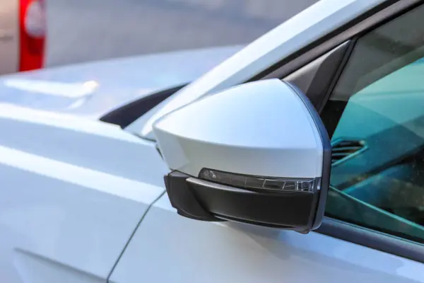 Modern Beyaz Araba Yan Aynası 'nın Moda Tasarım ve Aerodinamik Şekliyle Yakın plan Detayları