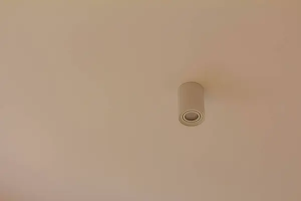 Çağdaş İçişlerinde Küçük Yuvarlak Işık Anahtarı veya Düğme Ayrıntılı Minimalist Bej Duvar