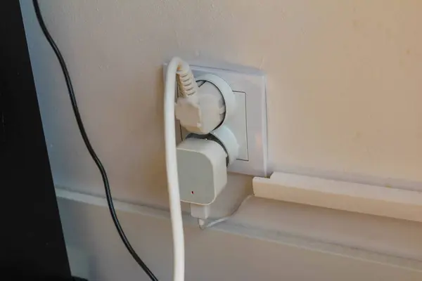 Ev İçi Açık Bej Duvarı Üzerine Eklenmiş Çift Duvar Soketi