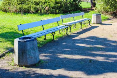 Açık Hava Rekreasyon Alanı için Çöp Kutusu ile Sunny Yolu boyunca Mavi Park Benç