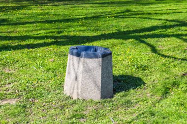 Parktaki Taze Kesilmiş Bahar Çimenliği 'ne Ağaç Gölgeleri ve Güneş Işığıyla Beton Çöp Kutusu