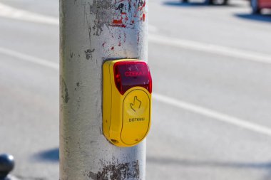Şehir Trafiğine Karşı Sokak Aydınlatma Çubuğunda Sarı ve Kırmızı Yaya Geçiş Düğmesi