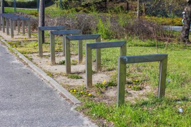 Yeşil Park Yolu boyunca sıralı ahşap çit direkleri Bahar Günü Doğal Sınır Oluşturuyor