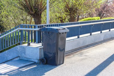 Güneşli bir günde Şehir Parkı 'nda Metal Çöp Kutusuyla Çağdaş Beton Köprü