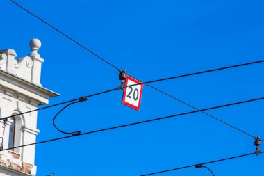 Parlak Mavi Gökyüzüne Karşı Elektrik Tramvayı Hız Sınırı İşareti