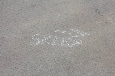 Kentsel Çevrede Beyaz Beton Yüzey Üzerine El Yazısıyla Yazılı Graffiti Kelimesi 