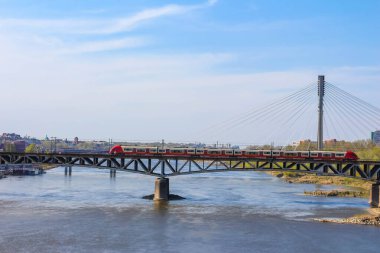 Geniş Nehir boyunca uzanan modern kablolu köprünün panoramik görünümü City Skyline in Distance