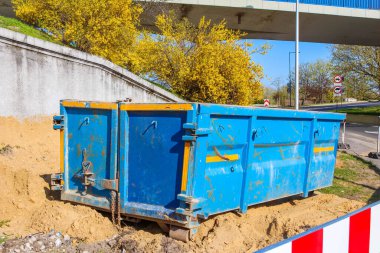 Parlak Mavi Endüstriyel Atık Konteynır Köprü Altında Sarı Sonbahar Ağaçlarıyla