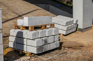 İnşaat Alanındaki Beton İnşaat Blokları ve İnşaat Malzemeleri Yığını
