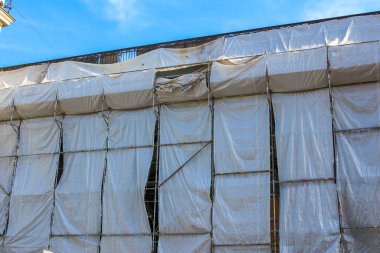 Beyaz Koruyucu İskele Dış Görünümü ile Yenileme Altında Bina