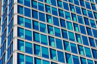 Modern Ofis Binasının Yansıtıcı Cam Cephesi Mavi Gökyüzü ve Bulutların Soyut Modelini Gösteriyor