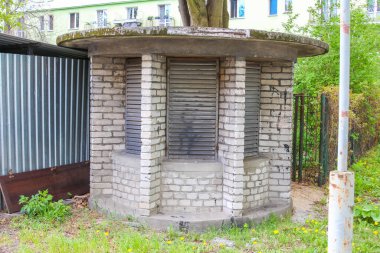 Bahar Günü Konut Girişi 'nde beton çatılı küçük tuğla güvenlik kabini.