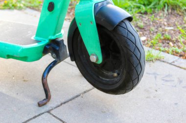 Modern Kentsel Hareket Teknolojisini Gösteren Fren Mekanizmalı Elektrikli Scooter Ön Tekerleği