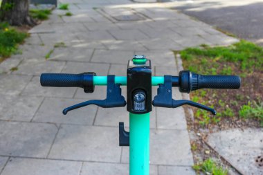 Şehir kaldırımında hız göstergesi ve pil göstergesi olan Elektrikli Scooter Handlebar Kontrol Paneli