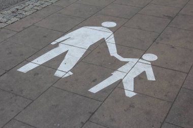 Yaya Geçidi Sembolü Şehir Kaldırımında Güvenli Yürüme Yolunu Gösteren Ebeveyn ve Çocuk Resmedilmiş