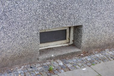 Beton Temelde Metal Çerçeveli Dikdörtgen Bodrum Penceresi Sokak Katındaki Duvarda