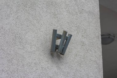 Beton Yüzey Üzerine Metal Duvara Bağlı Parantez Dış Yapı Elementleri İçin Destek Sağlıyor