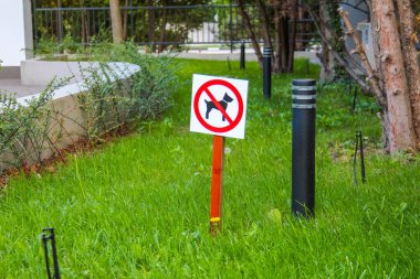 Parkta metal direkli yeşil çimlere uyarı işareti konmasına izin verilmez.