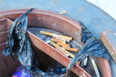 Atılmış Tahta Çubuklar ve Siyah Plastik Torba ile Dolu Metal Çöp Kutusunu Aç