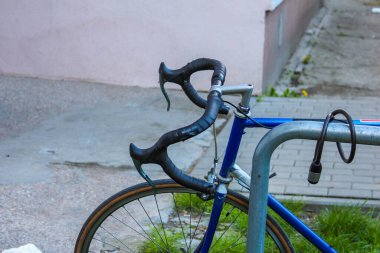 Mavi Yol Bisikleti Şehir Sokağındaki Gri Duvarlı Metal Rafa Güvenli Kilitli