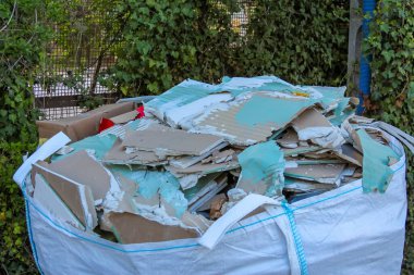 Bahçede Kırık Alçıpan ve Yenileme Döküntüleriyle Dolu Büyük Yapı Atık Torbası