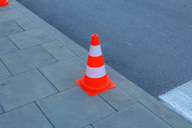 Tek Turuncu ve Beyaz Trafik Konisi Şehir Merkezinde Gri Çakıl Taşı Kaldırımında Tehlike