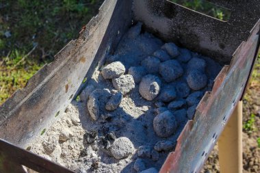Bahçe inşaatı için toplanan yuvarlak taşlarla dolu kutunun genel görünümü