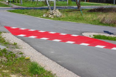Yaya geçidinde Kırmızı ve Beyaz Desenli Dokunsal Uyarı Yüzeyi
